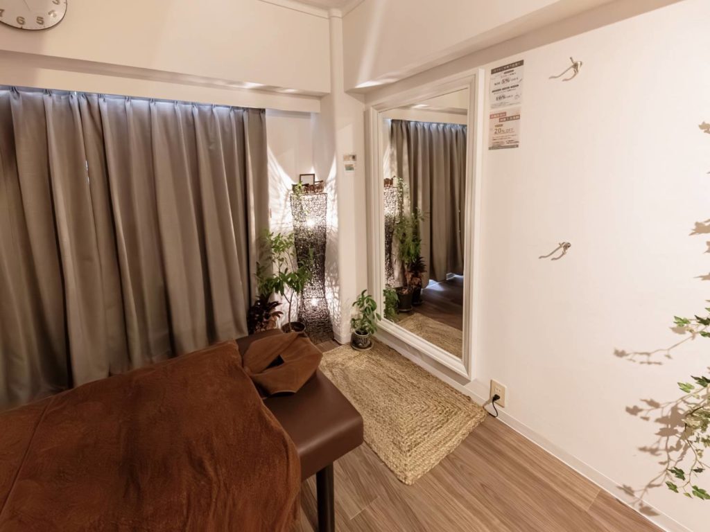 落ち着いた空間で、リラックスしながら施術を受けていただけます（モンデマス★ルーム）